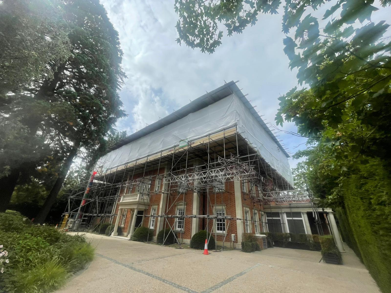 Armstrong Scaffolding temporary roof encapsulation on a period property, representative of Edenbridge (TN8) work