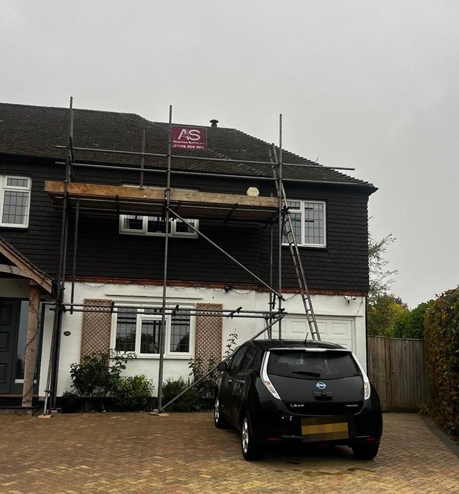 Gutter Repair Scaffolding, Sevenoaks | Armstrong Scaffolding Gutter repair access scaffolding on a semi detached house in Sevenoaks, boarded platform across the front elevation standing on the block paved driveway