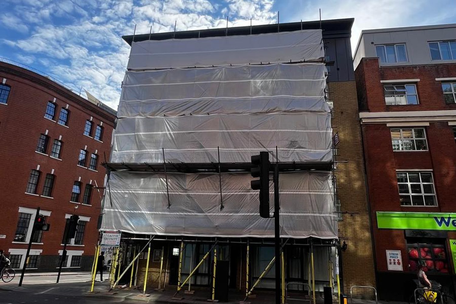 Encapsulated Commercial Scaffolding, Tower Bridge Road, London | Armstrong Scaffolding Armstrong Scaffolding fully shrink wrapped commercial access scaffold for a rendering contract on Tower Bridge Road, London